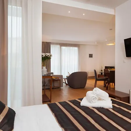 מלון דירות By Vestibul Palace 4*