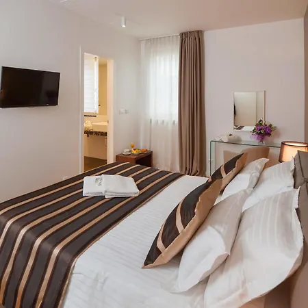 Apartmanhotel By Vestibul Palace 4*
