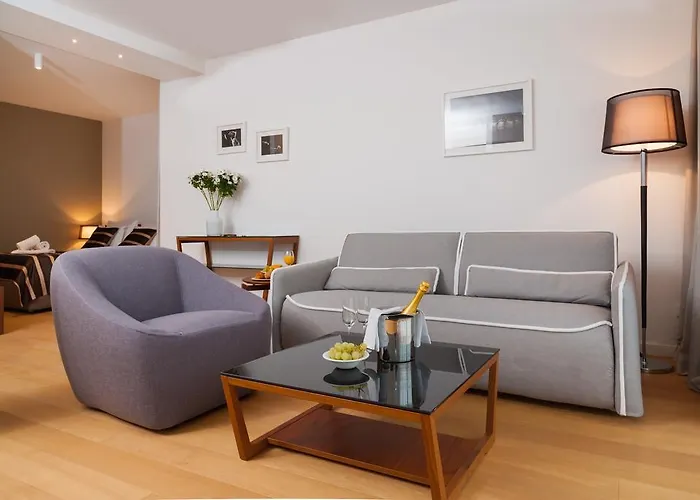 By Vestibul Palace アパートホテル スプリト