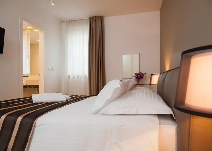 By Vestibul Palace スプリト